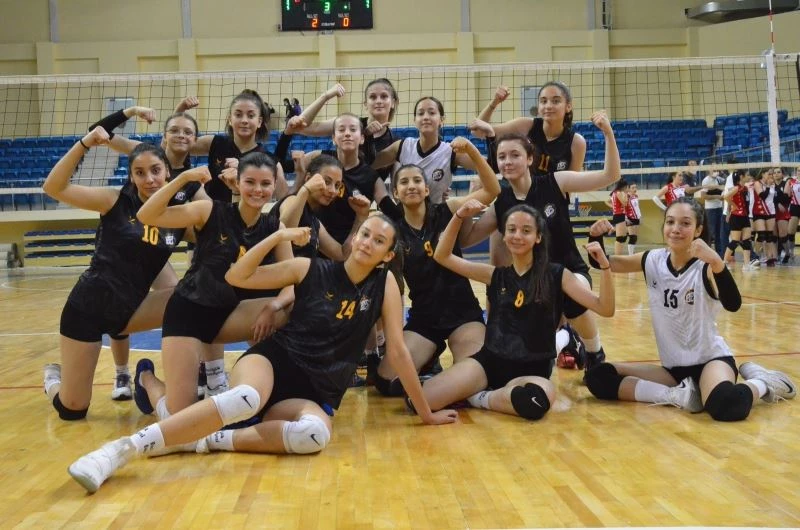 Bozüyük Belediyesi Eğitim ve Spor Kulübü kadın voleybol takımı final gruplarına yükseldi
