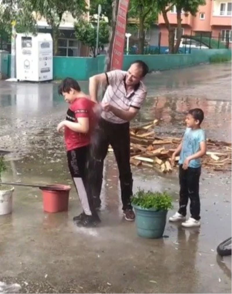Saçaktan akan yağmur suyunda aile boyu duş
