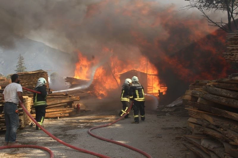 Fethiye’de marangoz atölyesi alev alev yandı
