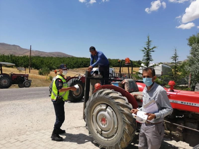 Jandarma traktör sürücülerini bilgilendirdi
