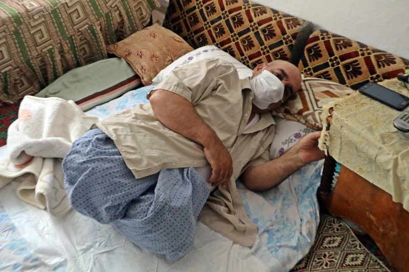 Yıllarca dizleri üzerinde süründüren genetik hastalık iki bacağından etti
