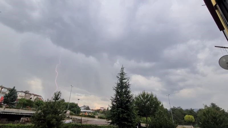 Kısıtlamanın sessizliğini gök gürültüsü ve şimşekler bozdu
