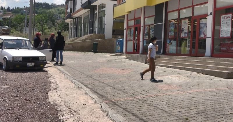 Alışveriş için gittikleri markette rafların arasından yılan çıktı
