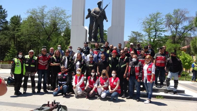 Kurtuluş Savaşı’nda cephanenin taşındığı İstiklal Yolu’nu motorla geçiyorlar
