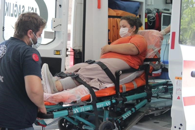 Bahçede otururken yılan sokan genç kız hastanelik oldu
