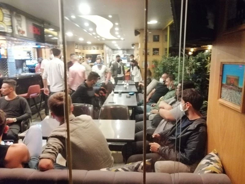 Eğlencenin saatini kaçıran 57 kişiye 197 bin lira ceza
