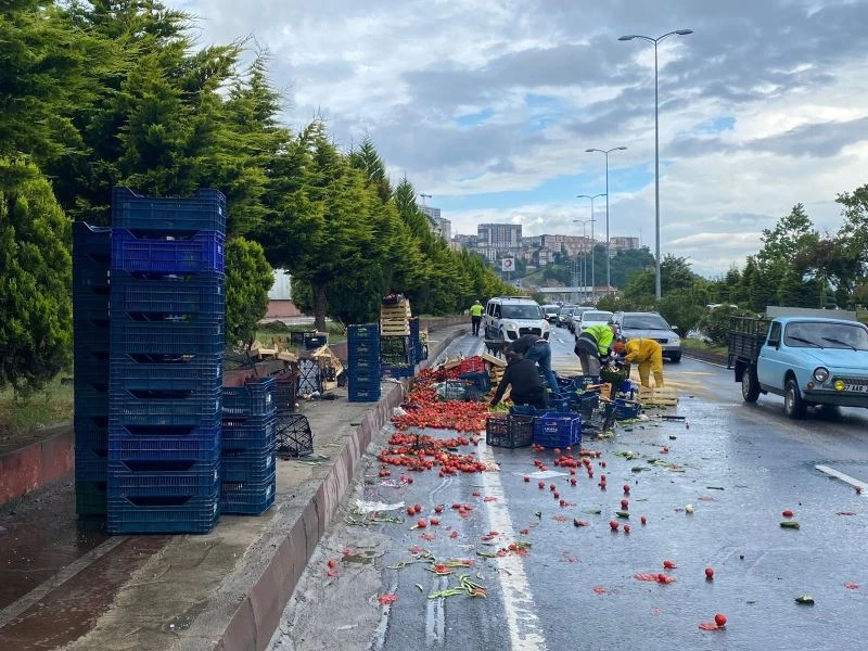 Kamyonet yan yattı, sebze ve meyveler yola saçıldı
