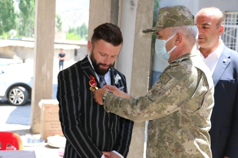 Şehit oğlunu en mutlu gününde yalnız bırakmadılar
