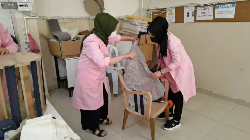 Mobilyada kadın eli
