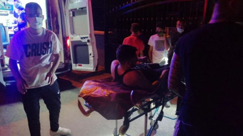 Duvardan atlayarak girdiği okul bahçesinde yaralanınca ekipleri alarma geçirdi
