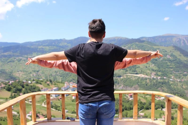 Dağın yamacındaki tekne turistlerin ilgi odağı oldu
