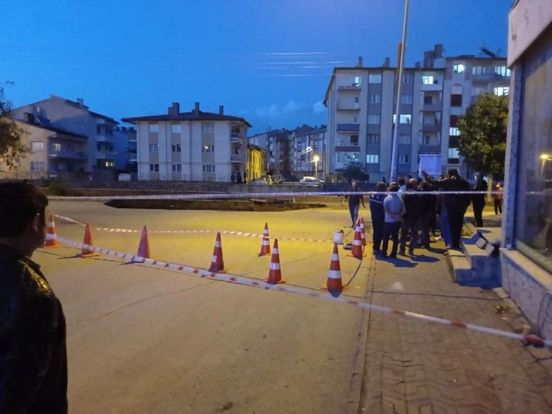 Obruk gibi çukur, mahalleliyi korkuttu
