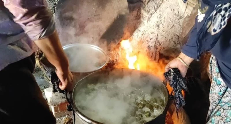 Oksijen deposu ormanda çam ağaçlarından toplanıp kaynatılıyor, kilogramı 100 TL’den satılıyor
