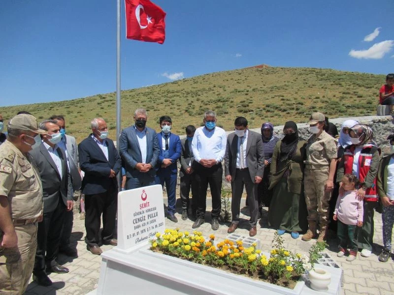 Bingöl’de depremde şehit olan korucu kabri başında anıldı
