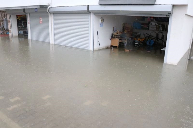 Şiddetli yağmur garaj ve depoları göle çevirdi
