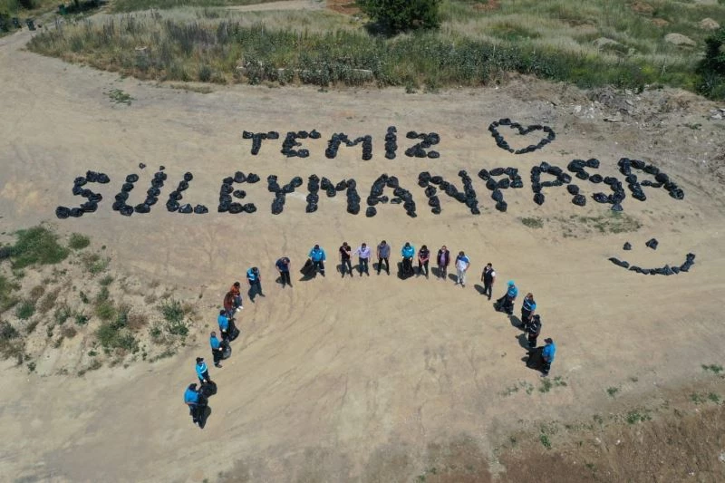 Toplanan çöplerle temiz çevre mesajı
