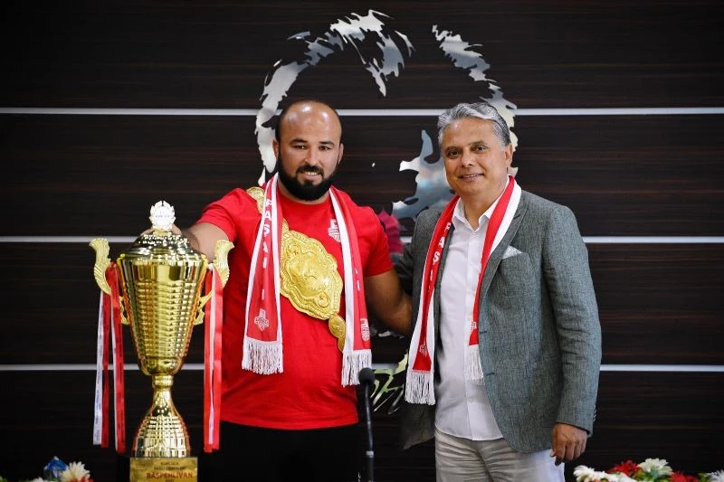 Okulu, altın kemerin sahibi oldu
