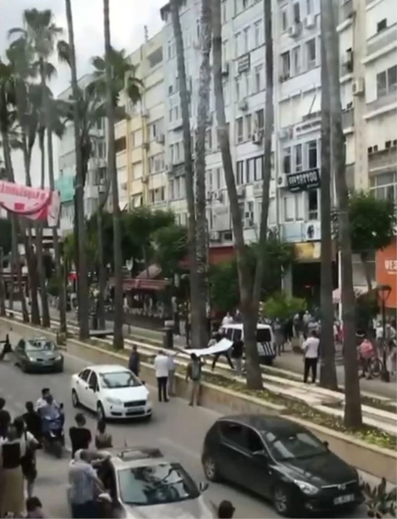 Antalya’da 20 metre uzunluğunda palmiye ağacına çıkan kedi vatandaşların açtığı brandaya düştü
