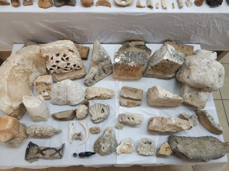 Antik kentler ve piyasadan topladıkları 274 parça tarihi eseri yurt dışına çıkaramadan yakalandılar
