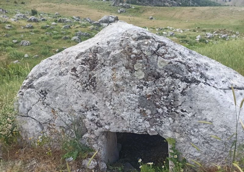 Roma döneminden kalan kaya ambarlar doğallığını koruyor
