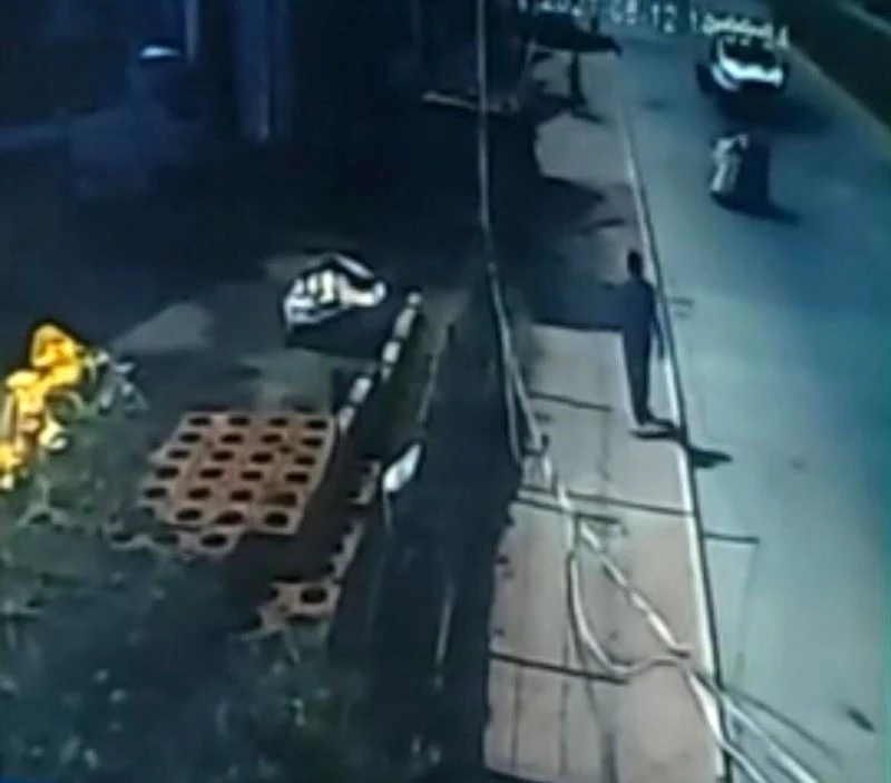 Kağıt toplayıcısı çocuğa kamyonet böyle çarptı
