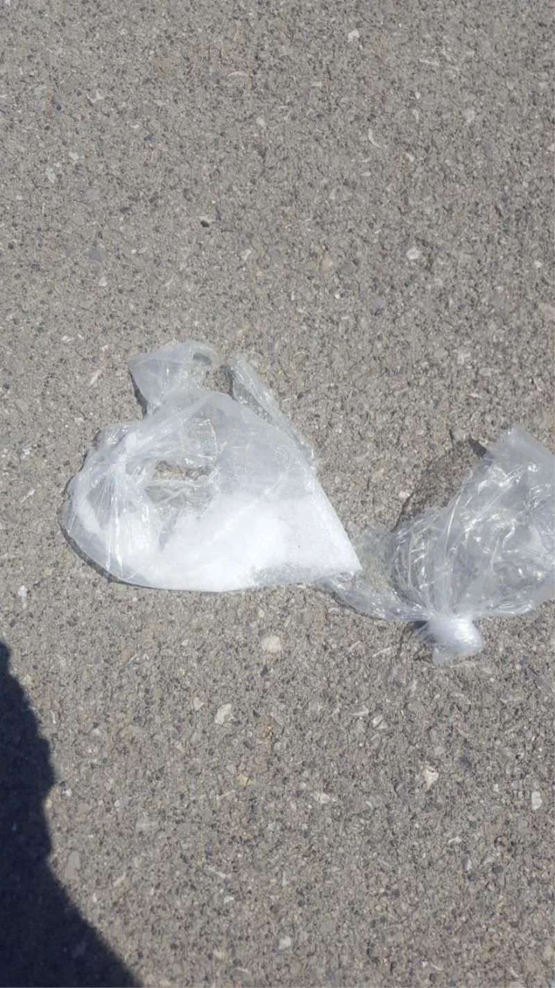 Polisin kovalamacasında uyuşturucuları yola atıp gözden kayboldu
