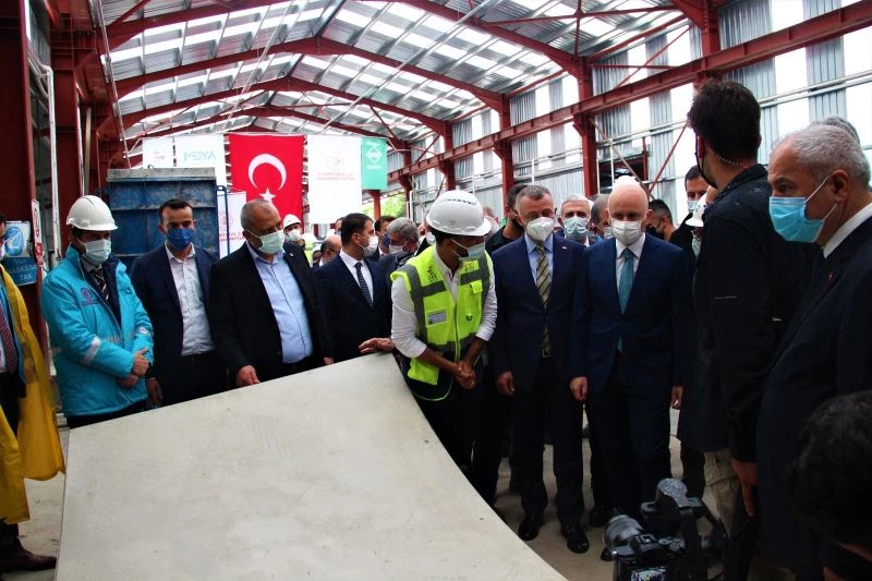 Bakan Karaismailoğlu Darıca sahilindeki metro çalışmalarını inceledi
