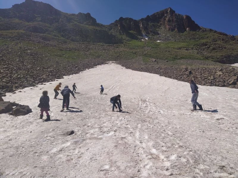 Iğdırlı miniklerin Haziran ayında kartopu ve kayak keyfi
