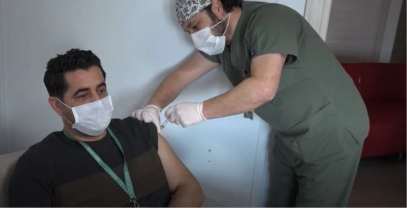 Kuşadası’nda gıda sektörü çalışanları aşılanmaya başladı
