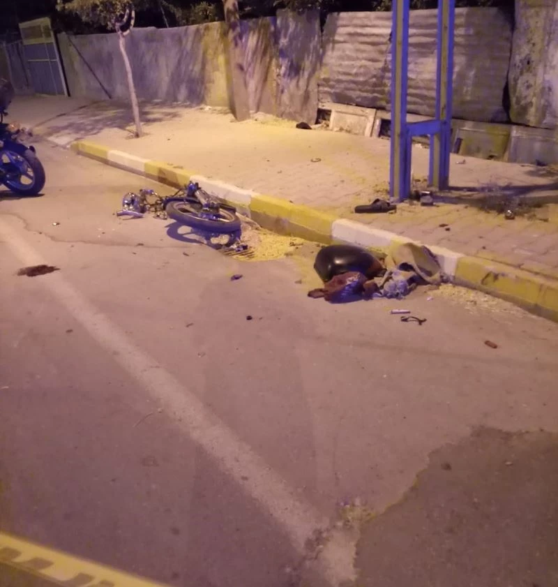 Motosiklet elektrik direğine çarparak parçalandı: 1 ölü
