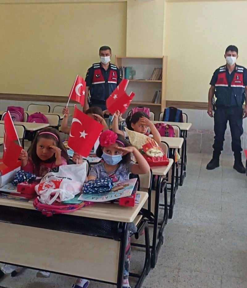 Jandarmadan minik öğrencilerin gönüllerine dokunduracak örnek davranış
