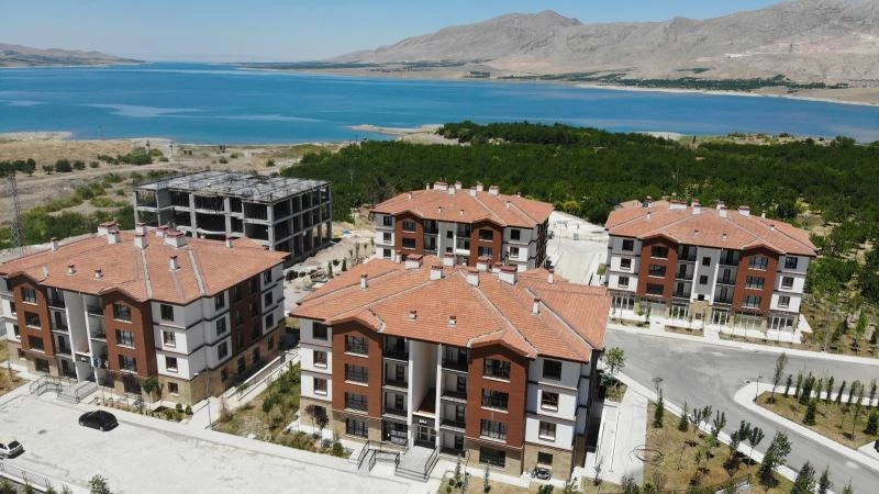 Baraj manzaralı deprem konutları tatil köylerini aratmıyor
