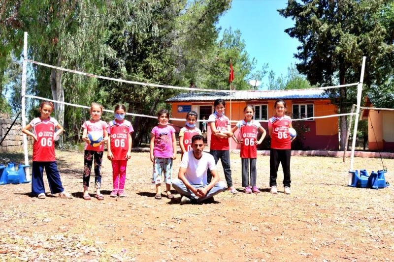 Soğan çuvalından gerçek bir voleybol filesine geçen kızların hayali ay-yıldızlı forma