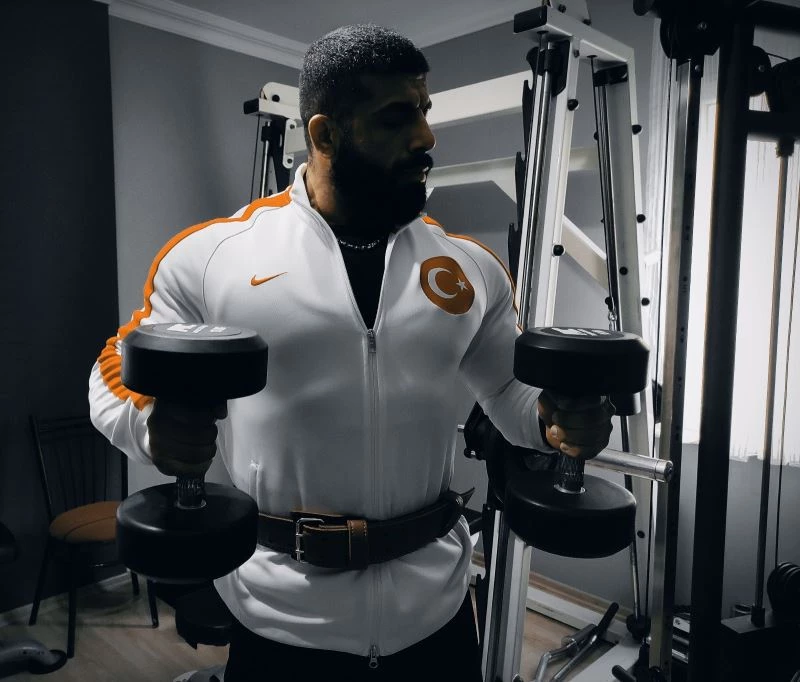 Evinin 15 metrekarelik odasında yaptığı antrenmanlarla Avrupa’da şampiyon oldu
