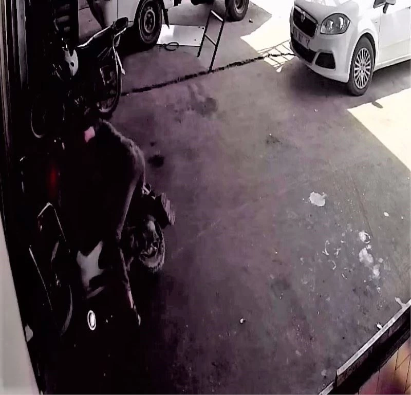 Gaz teli takılı kalan motosiklet sürücüsünü sürükledi
