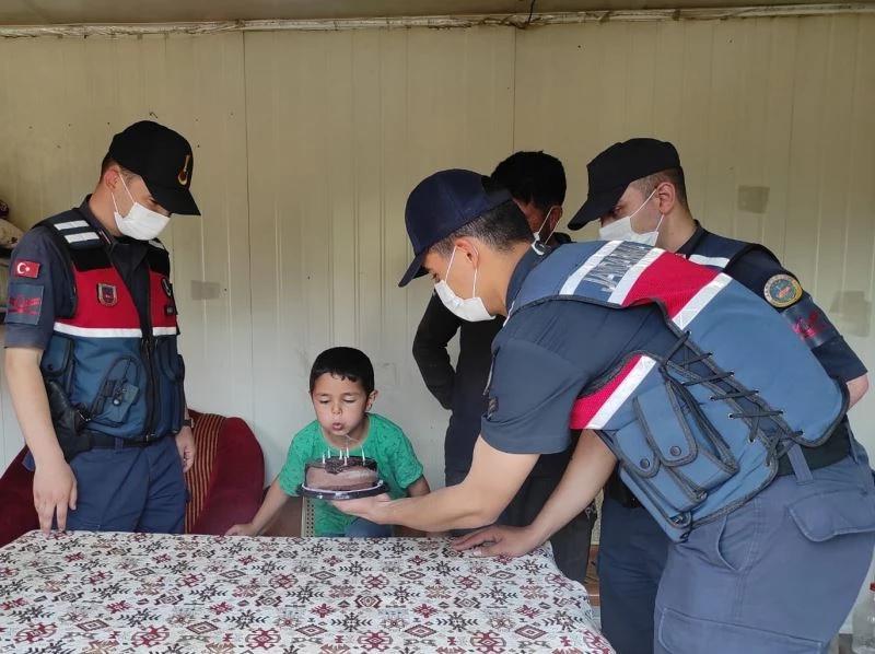 Jandarmadan çocuklara doğum günü sürprizi, mum üfleyip pasta kestiler
