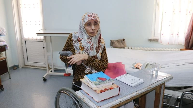 32 yıldır yatağa bağlı Aysel Özpınar 5 şiir kitabı çıkardı
