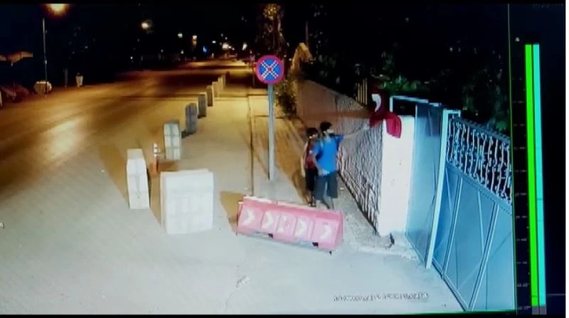 Rüzgarda katlanan bayrağı düzeltip öptüler
