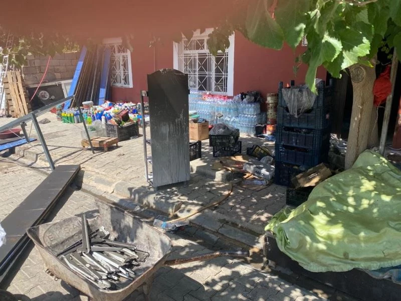 Bakkalda çıkan yangın tüm ürünleri kül etti
