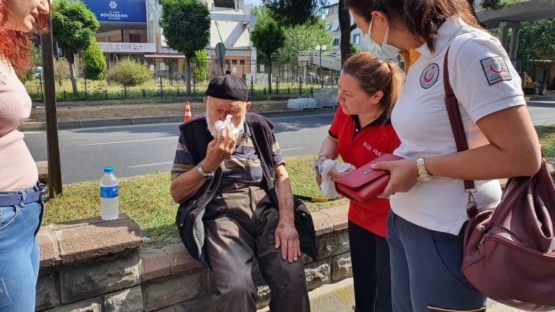 Bastonu kırılınca refüjden düşerek yaralandı

