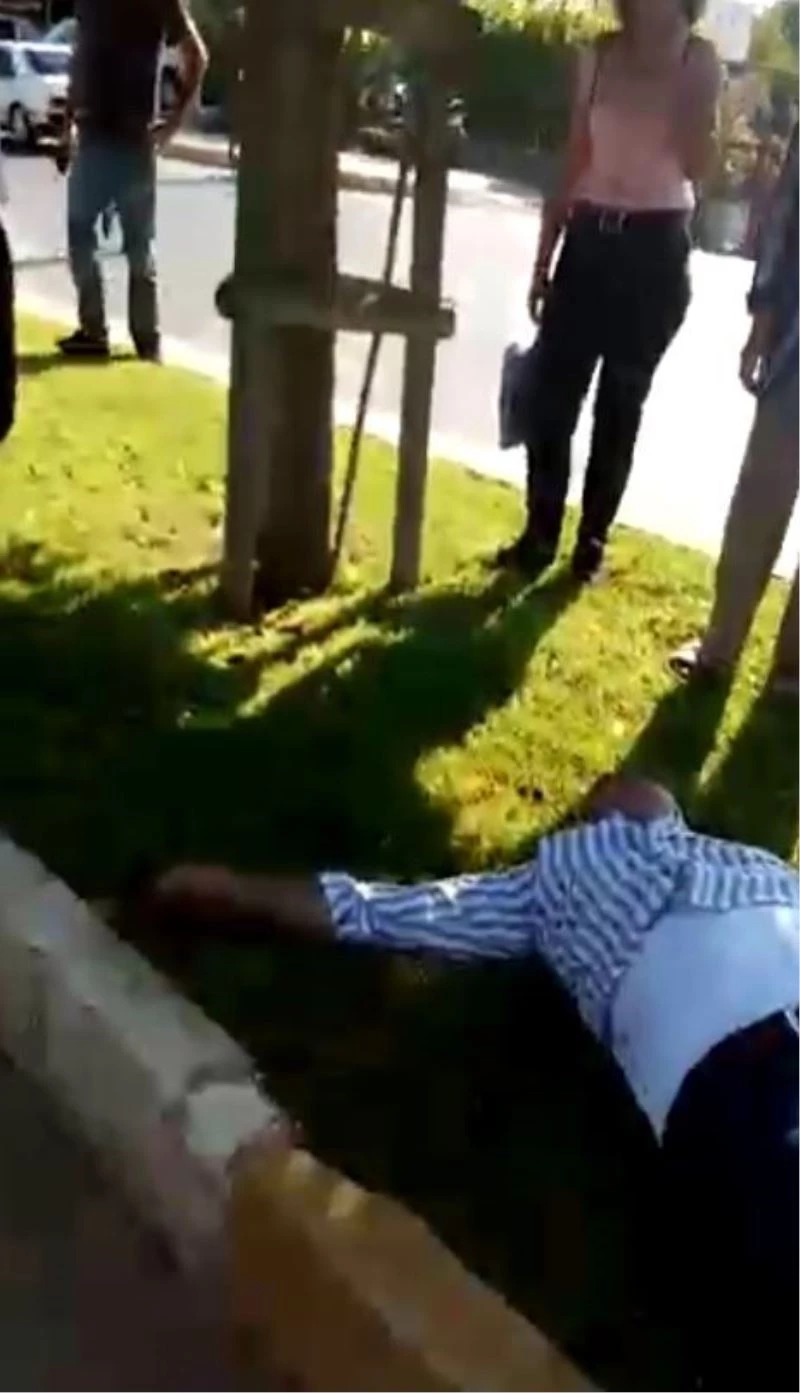 Kaza sonrası acı içerisinde yerde yatan adamı vatandaşlar teselli etti
