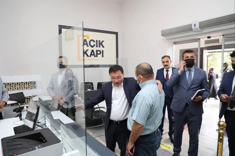 Vali Çiçek, vatandaşla bizzat ilgilendi
