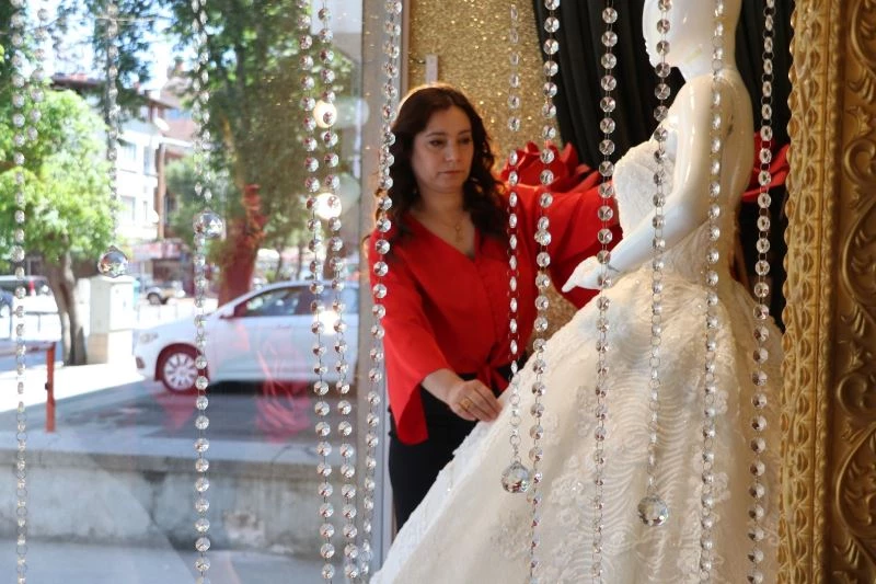 Normalleşmeyle birlikte gelinlikçilerde yoğun mesai başladı
