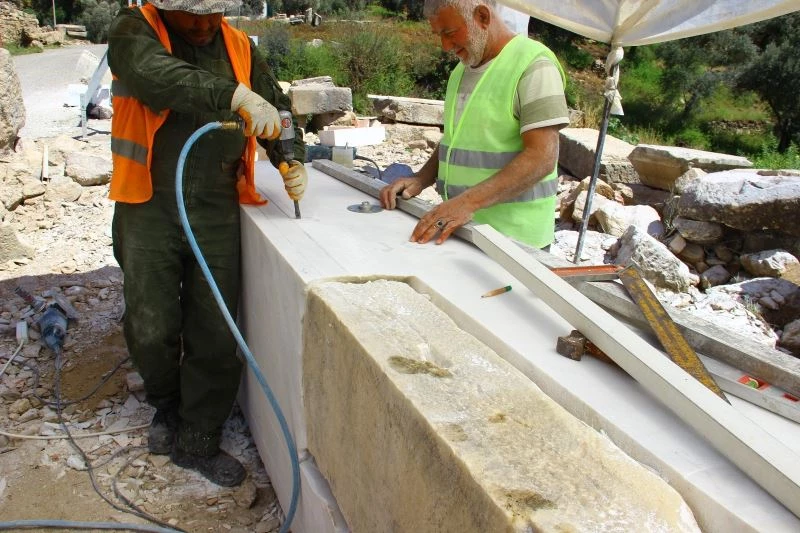 Antik kenti ayağa kaldırmak için iğneyle kuyu kazıyorlar
