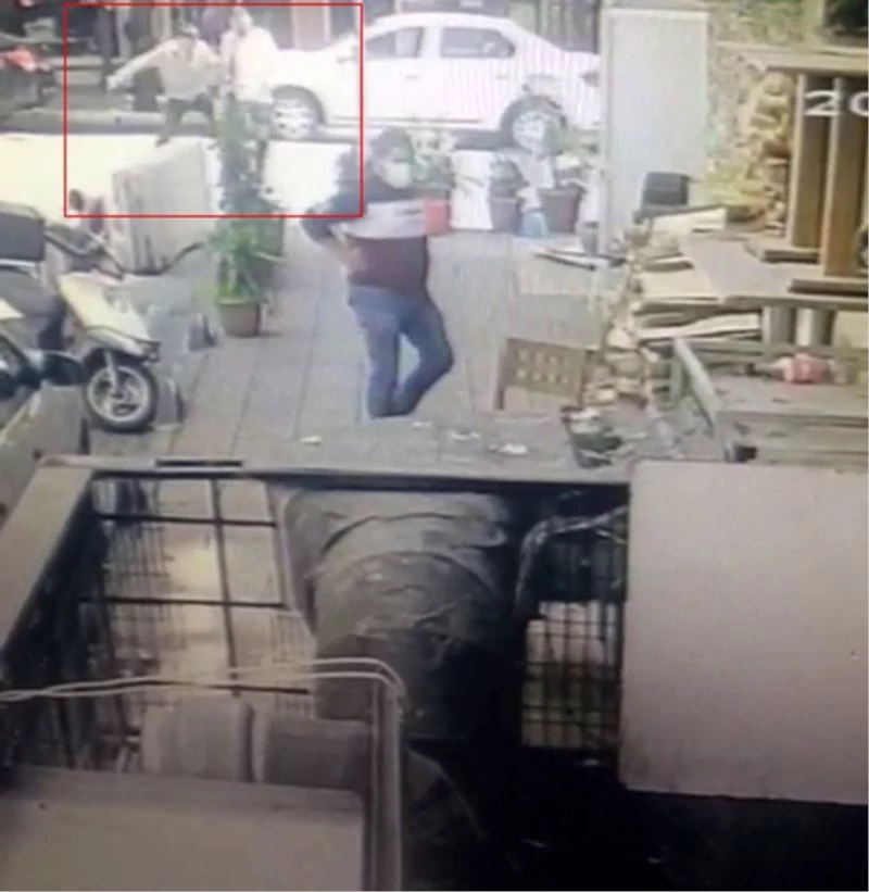 (Özel) Avcılar’da aynı masadan kalktığı şahsı böyle bıçakladı
