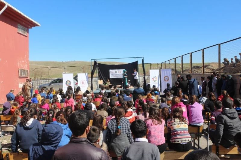 Çardaklı köyünde tiyatro gösterisi
