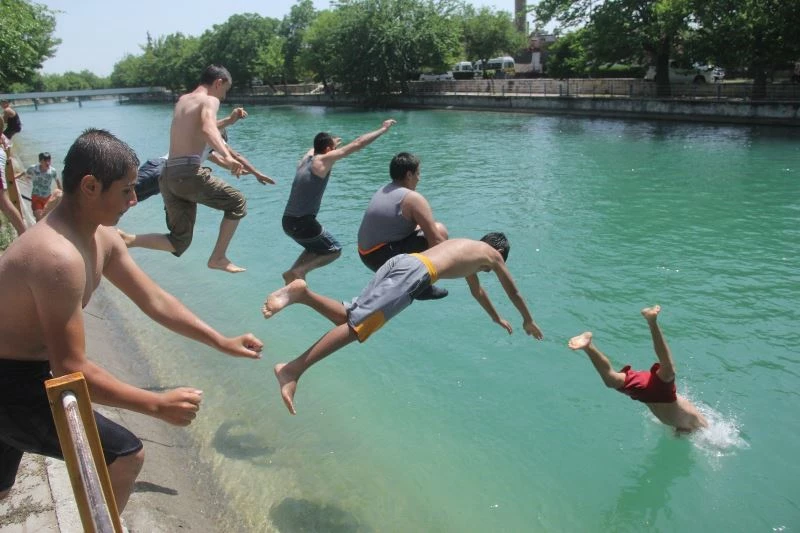 Adana polisi boğulmaların önüne geçmek için ünlülerle uyardı

