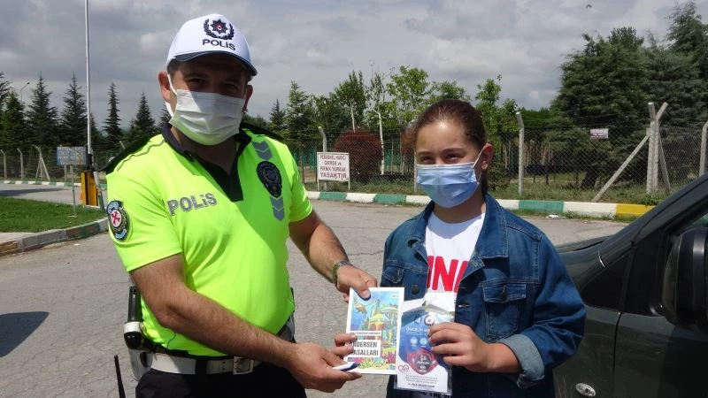 Emniyet kemeri takan sürücüler kitapla ödüllendirildi
