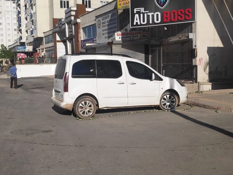 İntihardan vazgeçirmeye çalıştığı şahıs tarafından öldürüldü
