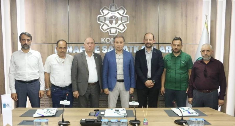 Yere düşen Türk bayrağını kaldıran minibüs şoförüne ödül
